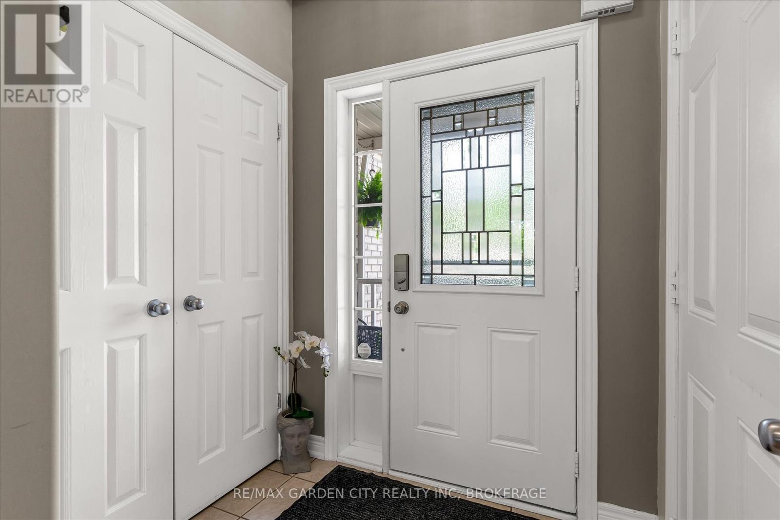 Photo 3 of 12 Chloe Street, St Catharines ON