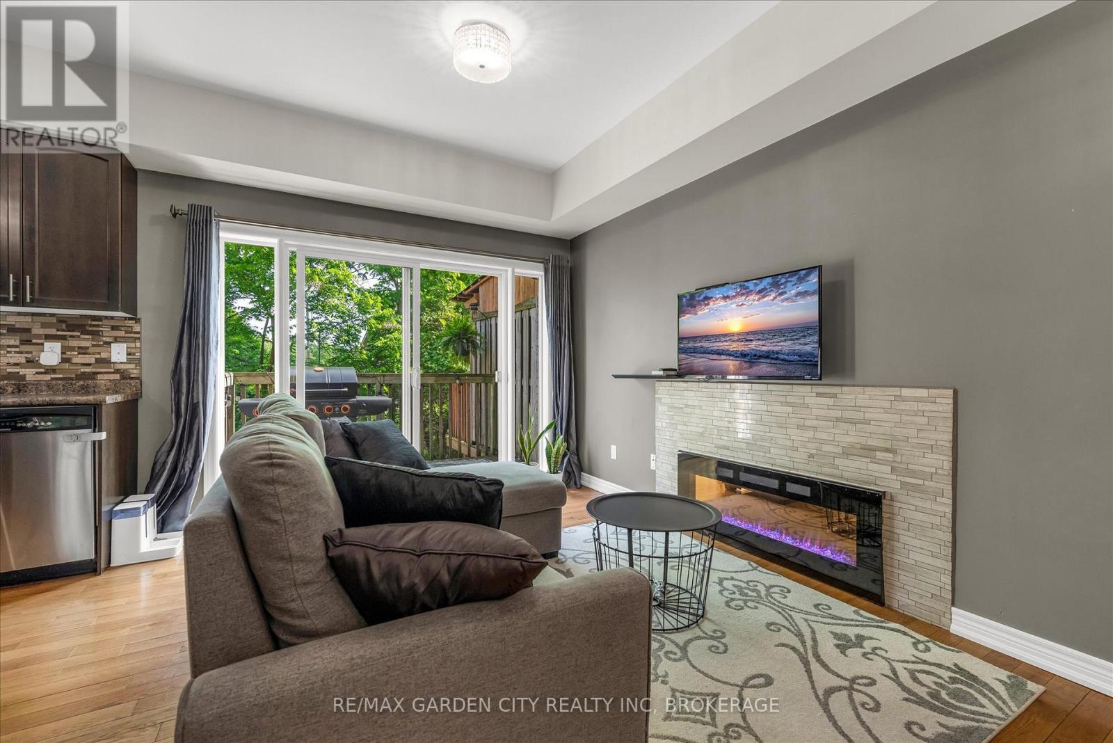 Photo 5 of 12 Chloe Street, St Catharines ON