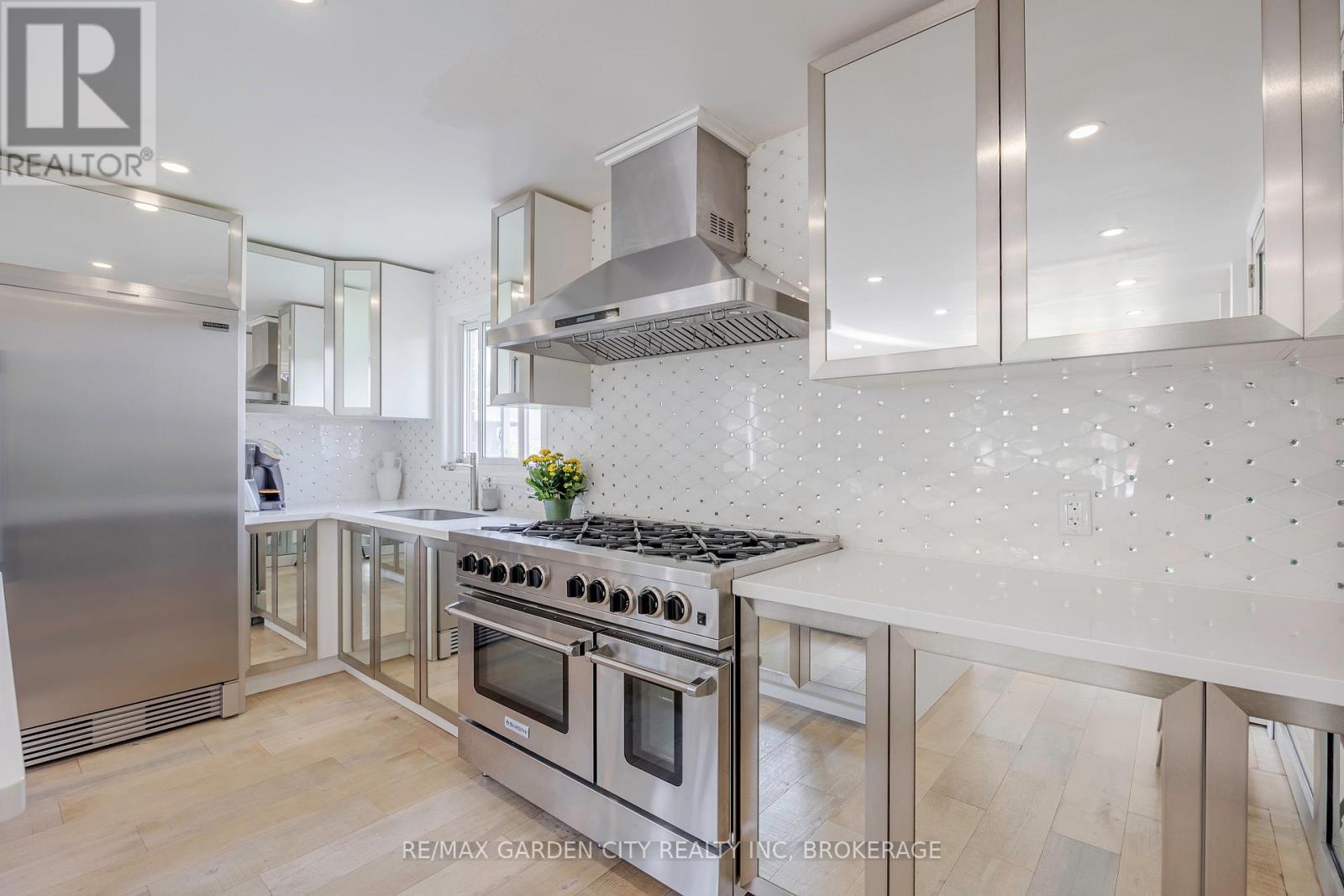 Photo 5 of 5 Woodgarden Court, St Catharines ON