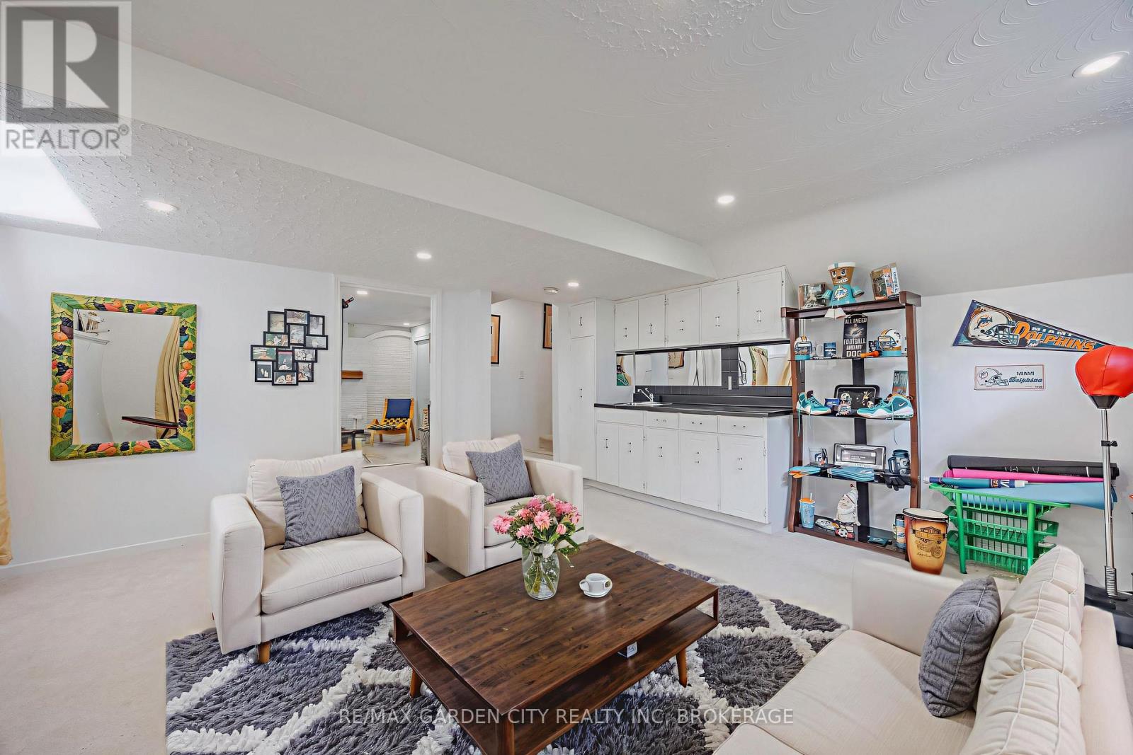 Photo 2 of 5 Woodgarden Court, St Catharines ON