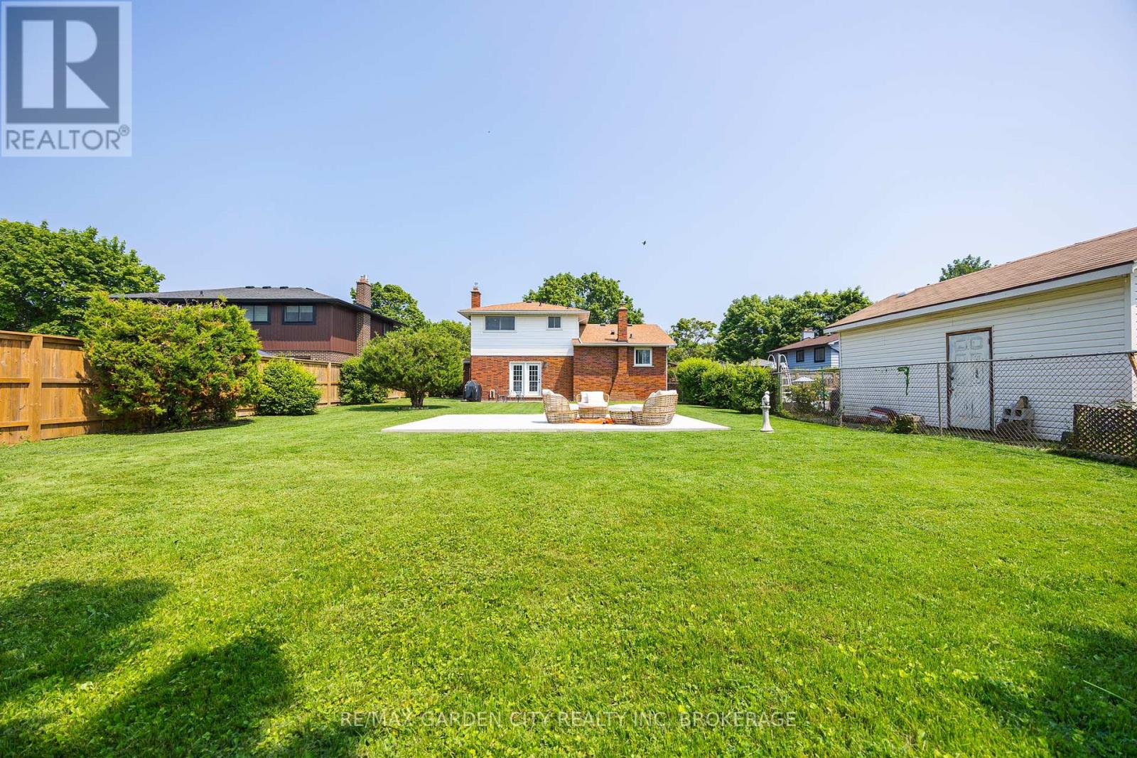 Photo 4 of 5 Woodgarden Court, St Catharines ON