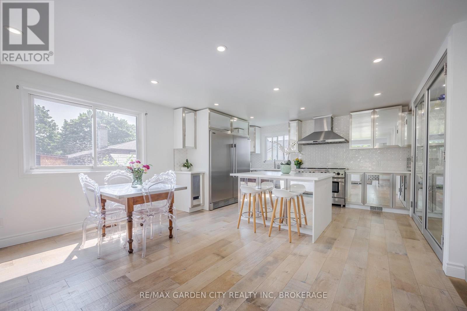 Photo 12 of 5 Woodgarden Court, St Catharines ON
