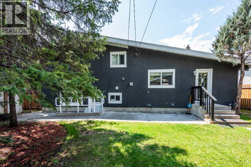 Single Family House 4 Level for Sale in  Southampton Drive SW Southwood Calgary 