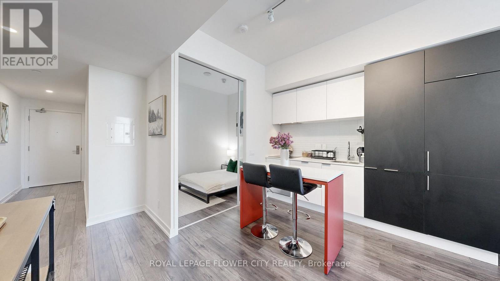 Photo 2 of 1101 33 Helendale Avenue, Toronto ON