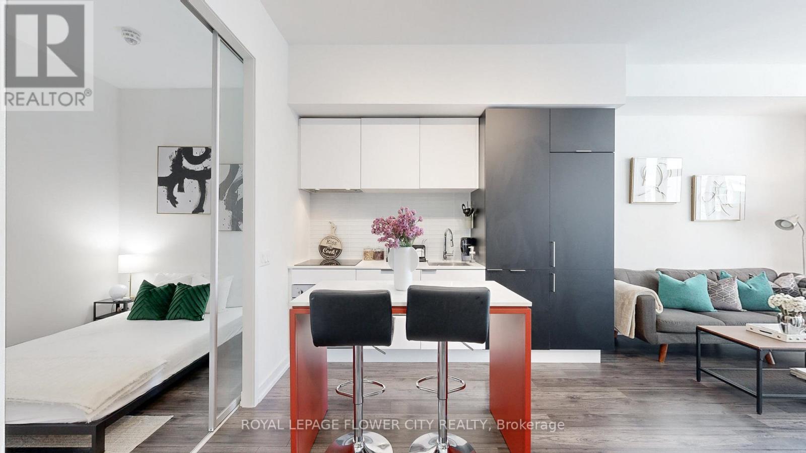 Photo 5 of 1101 33 Helendale Avenue, Toronto ON