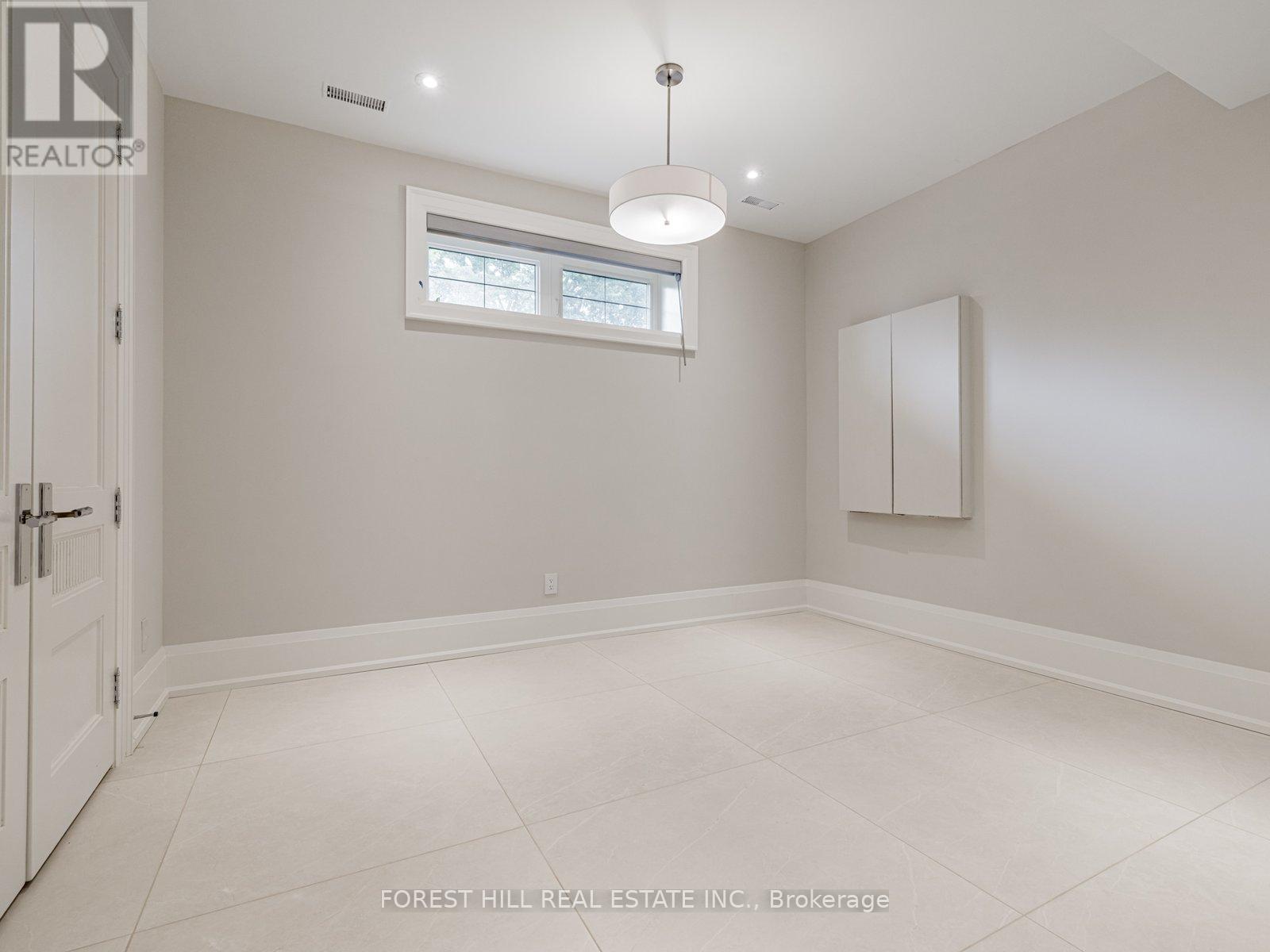 Photo 11 of 39 Rippleton Road, Toronto ON