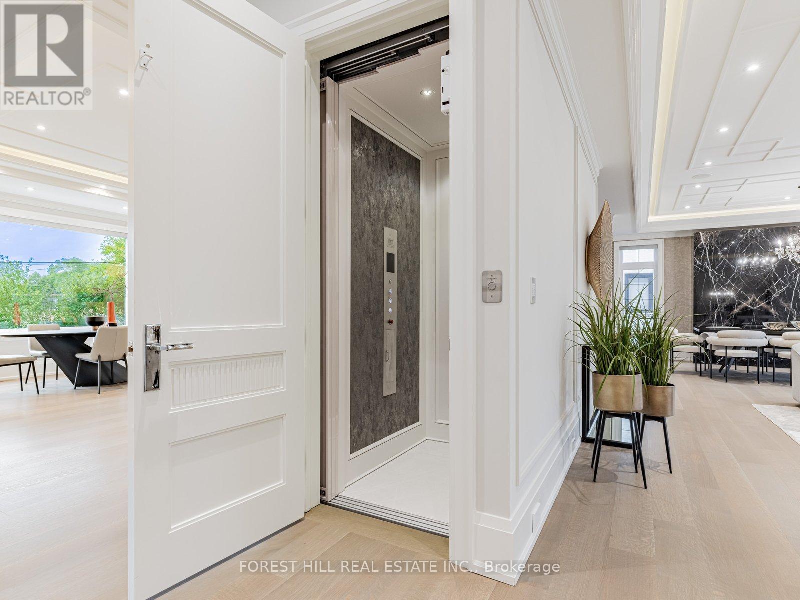 Photo 10 of 39 Rippleton Road, Toronto ON
