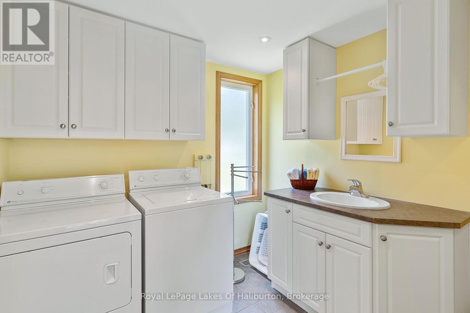 Single Family House Bungalow for Sale in  PIONEER ROAD Highlands East (Glamorgan) 