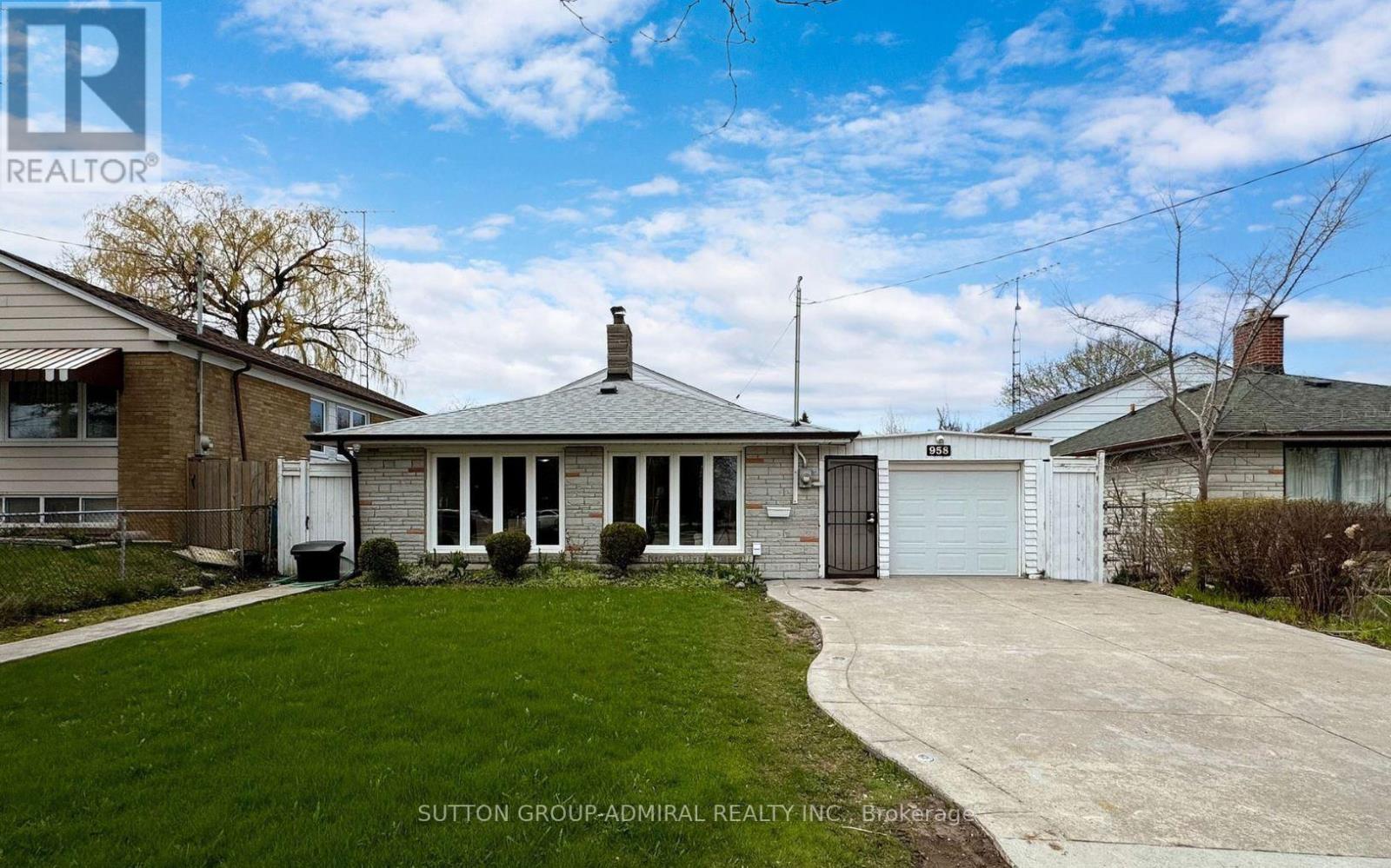 Photo 15 of 958 Midland Avenue, Toronto ON