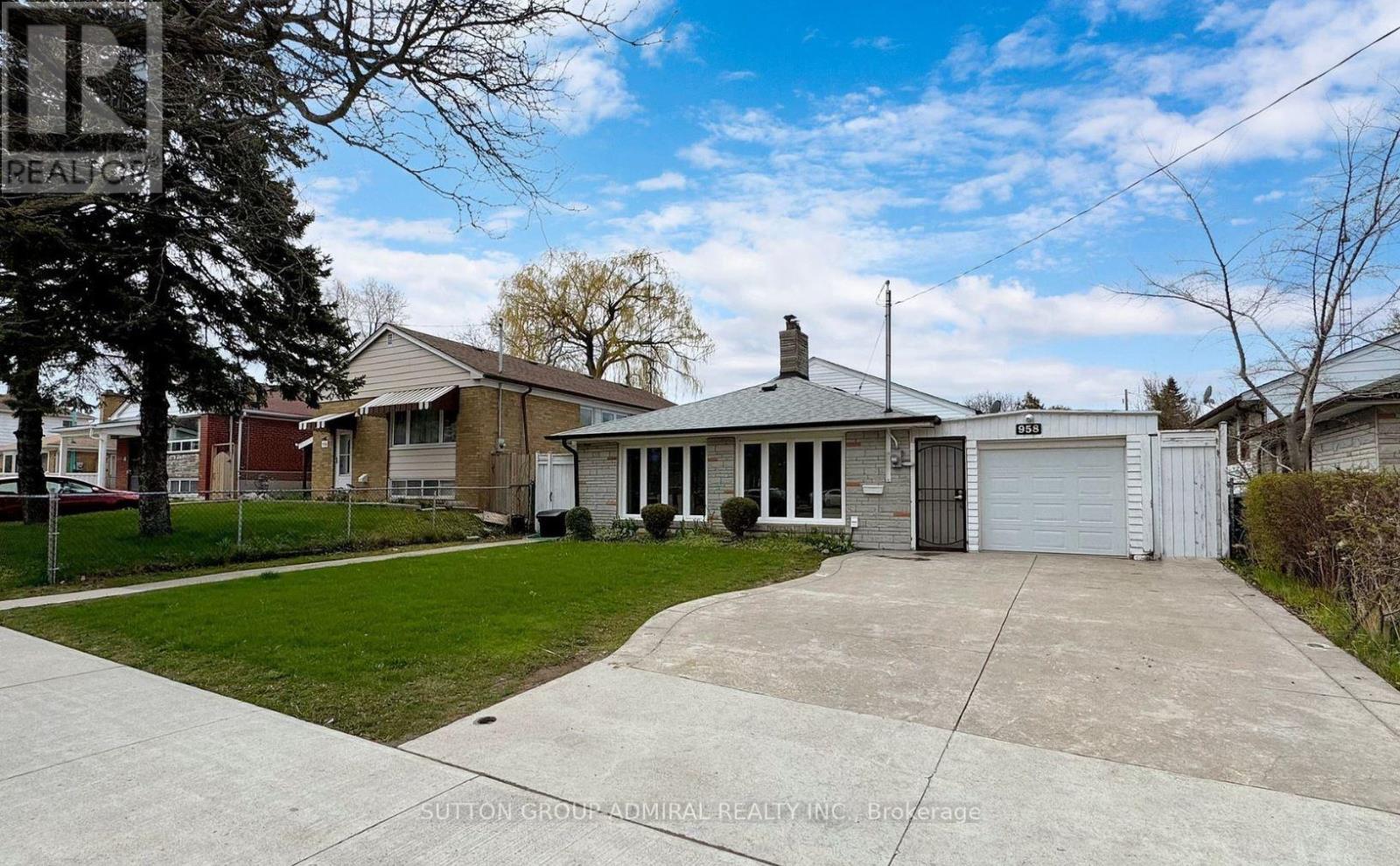 Photo 18 of 958 Midland Avenue, Toronto ON