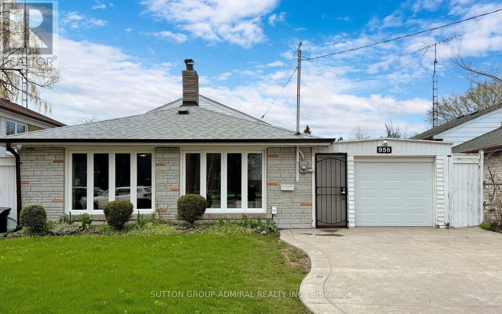 Photo 2 of 958 Midland Avenue, Toronto ON