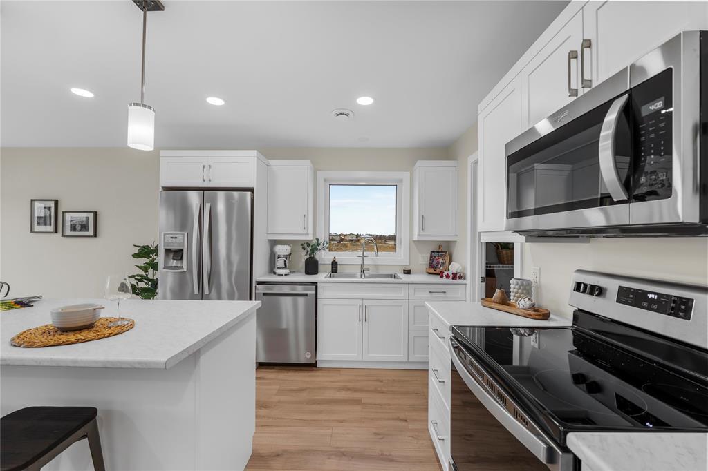Photo 10 of 221 Kingshead Road, Niverville MB