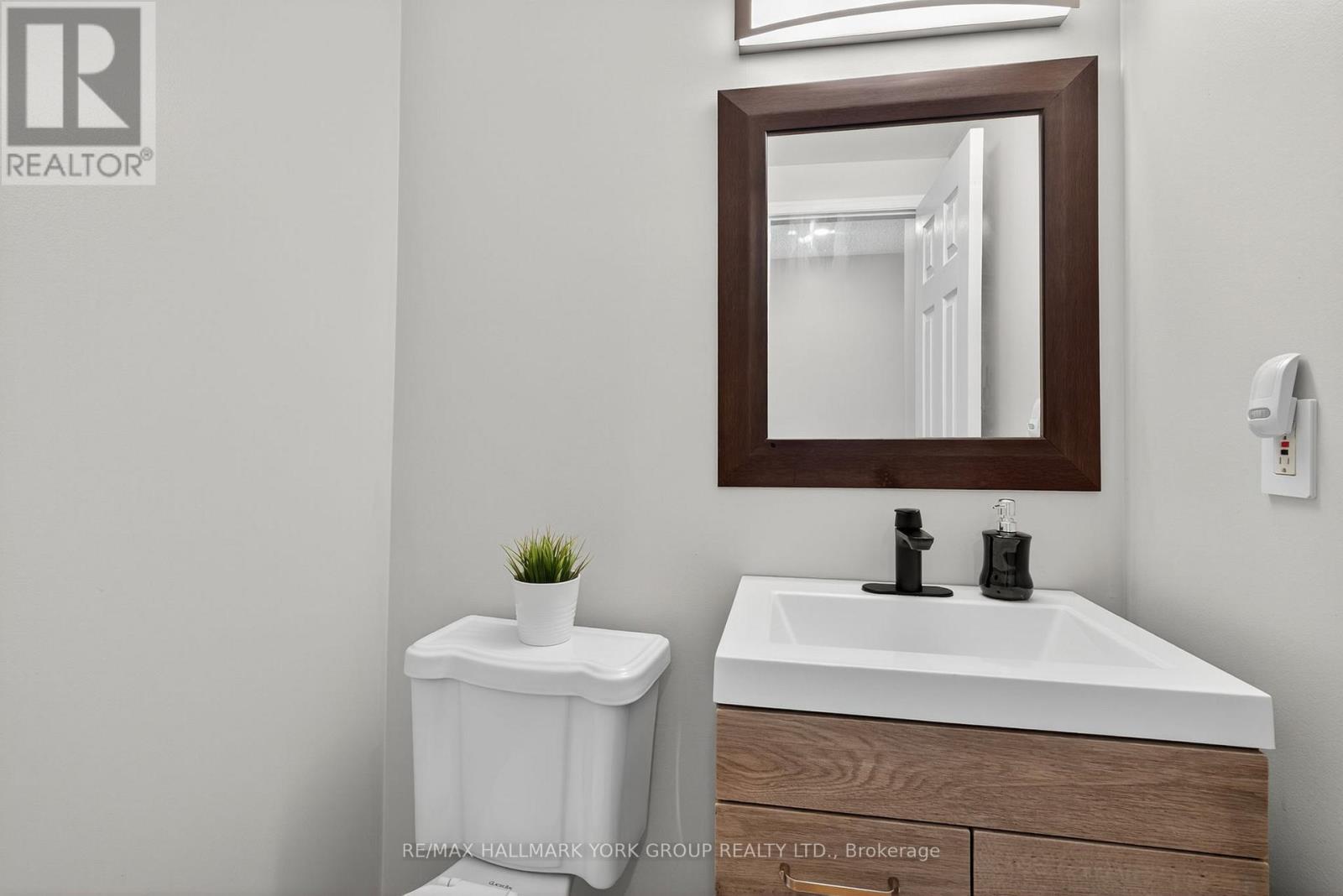 Photo 11 of 45 Baywell Crescent, Aurora ON