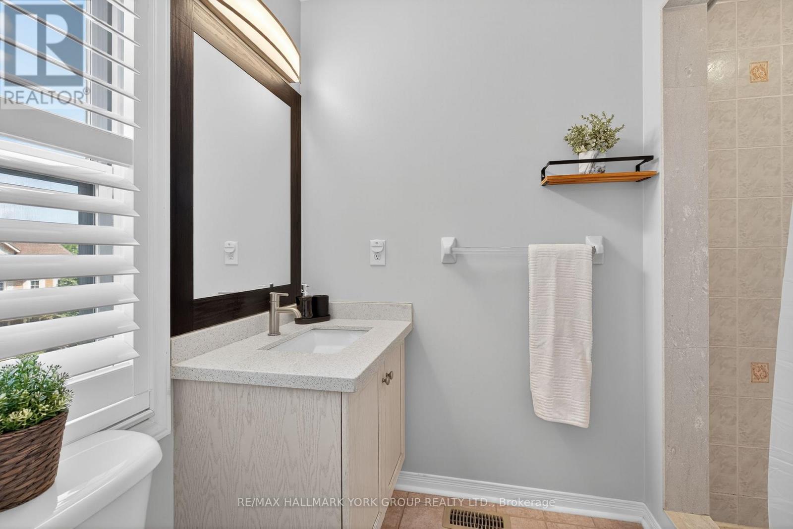 Photo 12 of 45 Baywell Crescent, Aurora ON