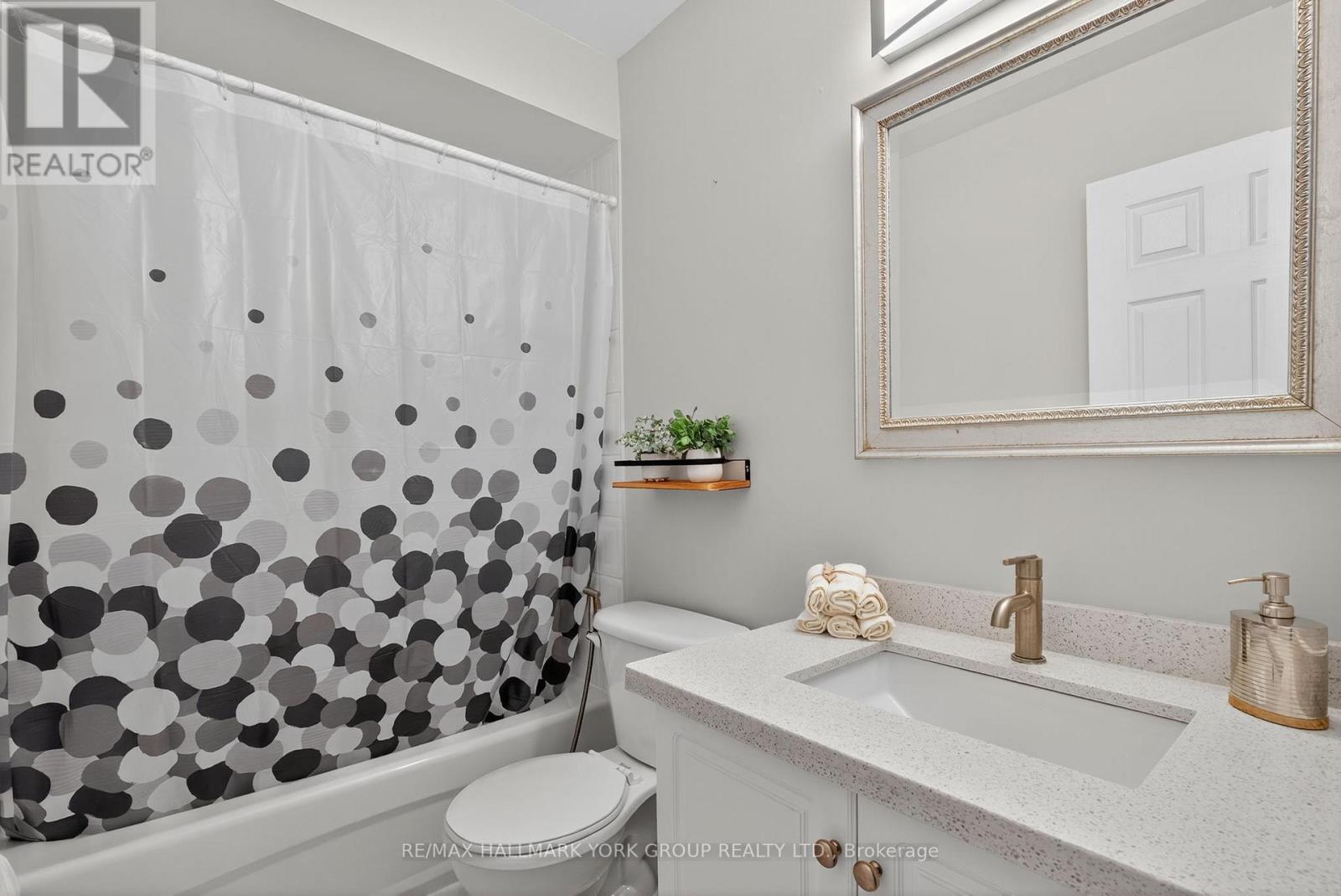 Photo 13 of 45 Baywell Crescent, Aurora ON