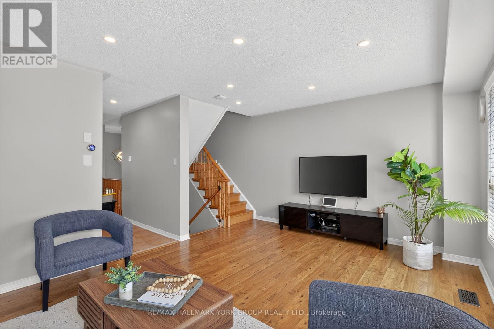 Photo 3 of 45 Baywell Crescent, Aurora ON