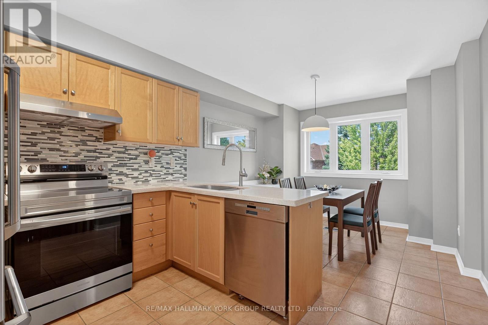 Photo 4 of 45 Baywell Crescent, Aurora ON