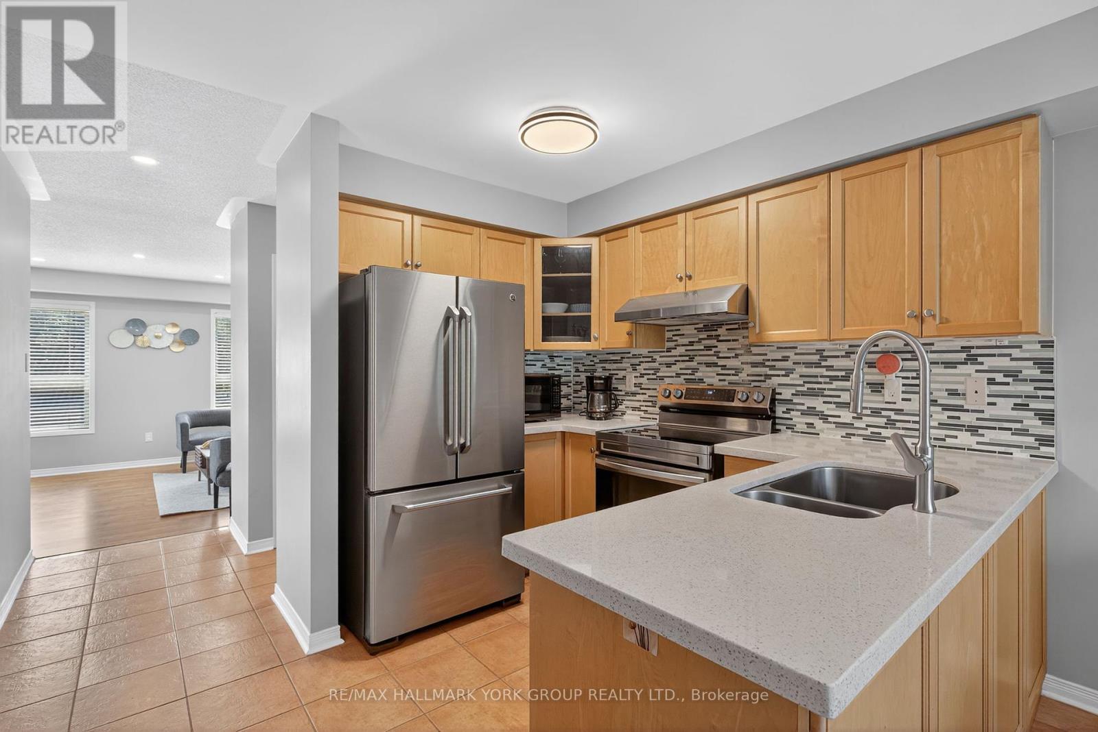 Photo 5 of 45 Baywell Crescent, Aurora ON
