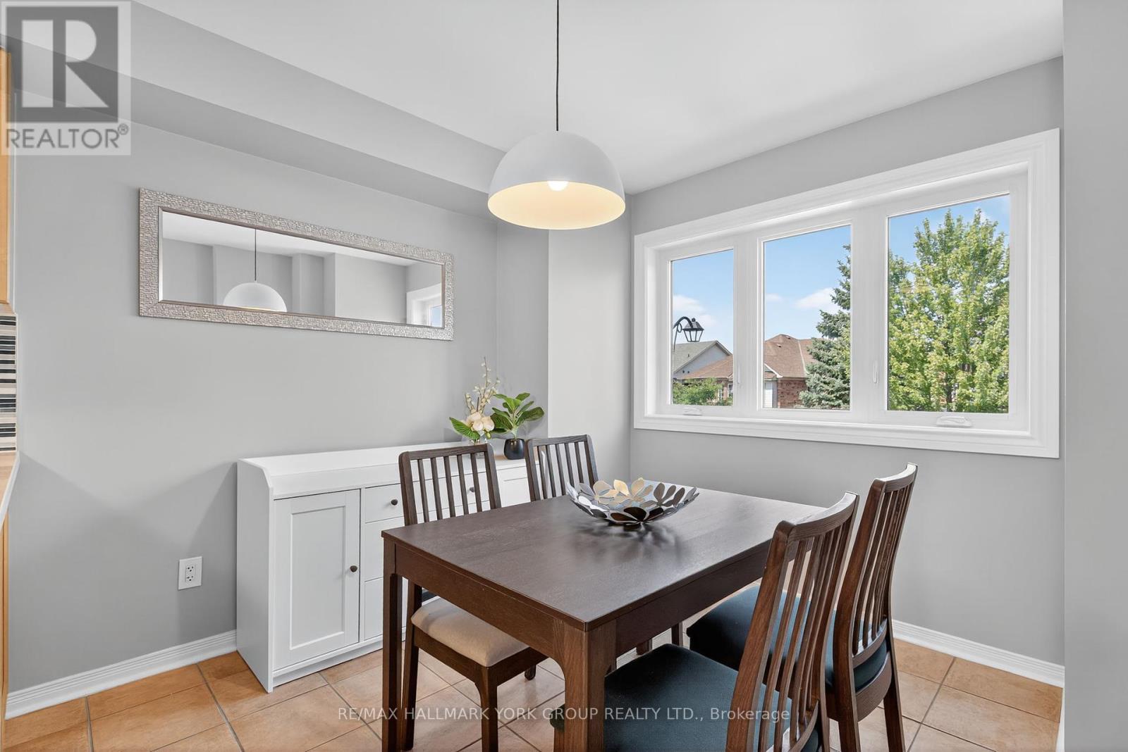 Photo 6 of 45 Baywell Crescent, Aurora ON