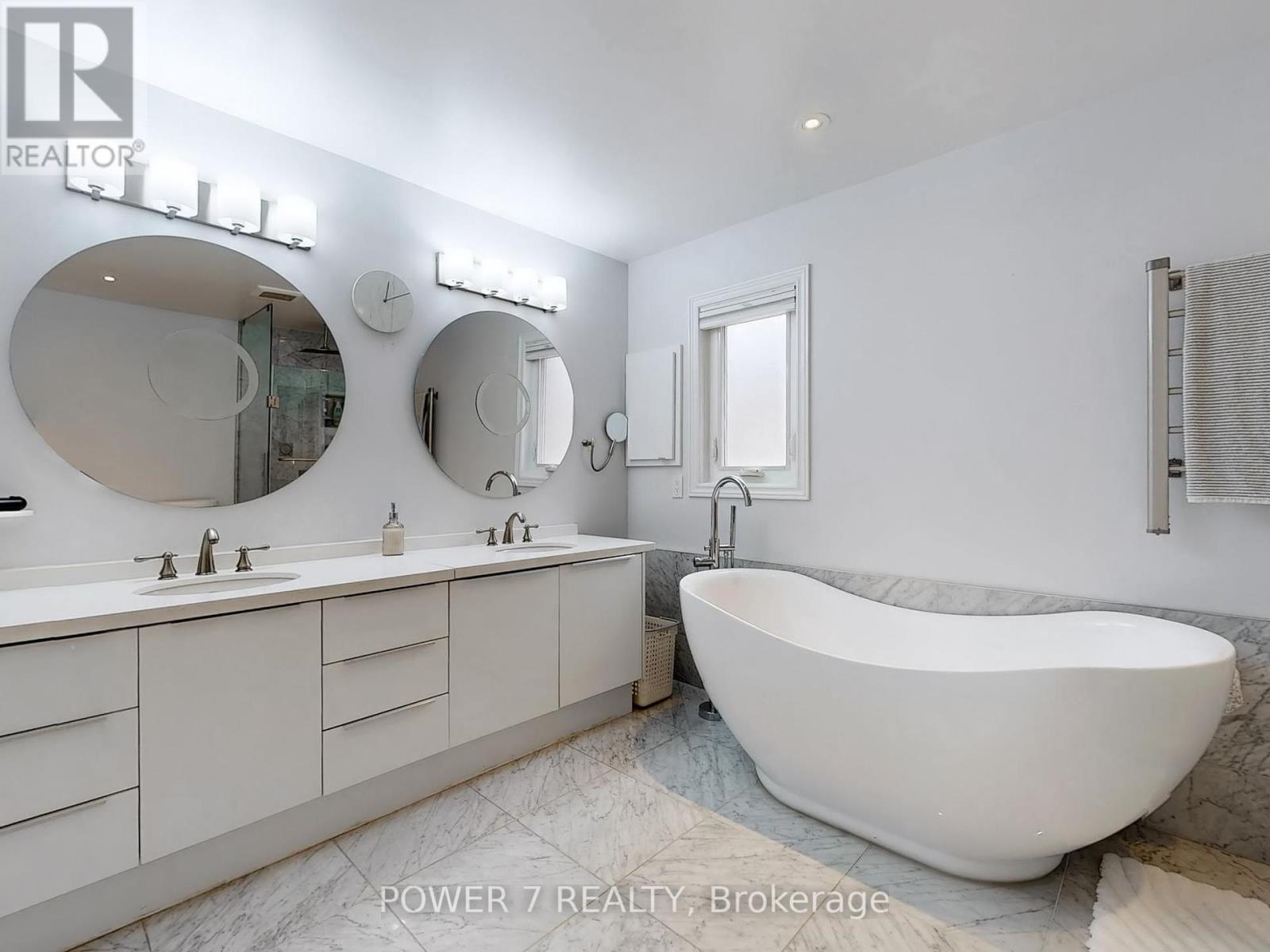 Photo 19 of 76 Silver Rose Crescent, Markham ON