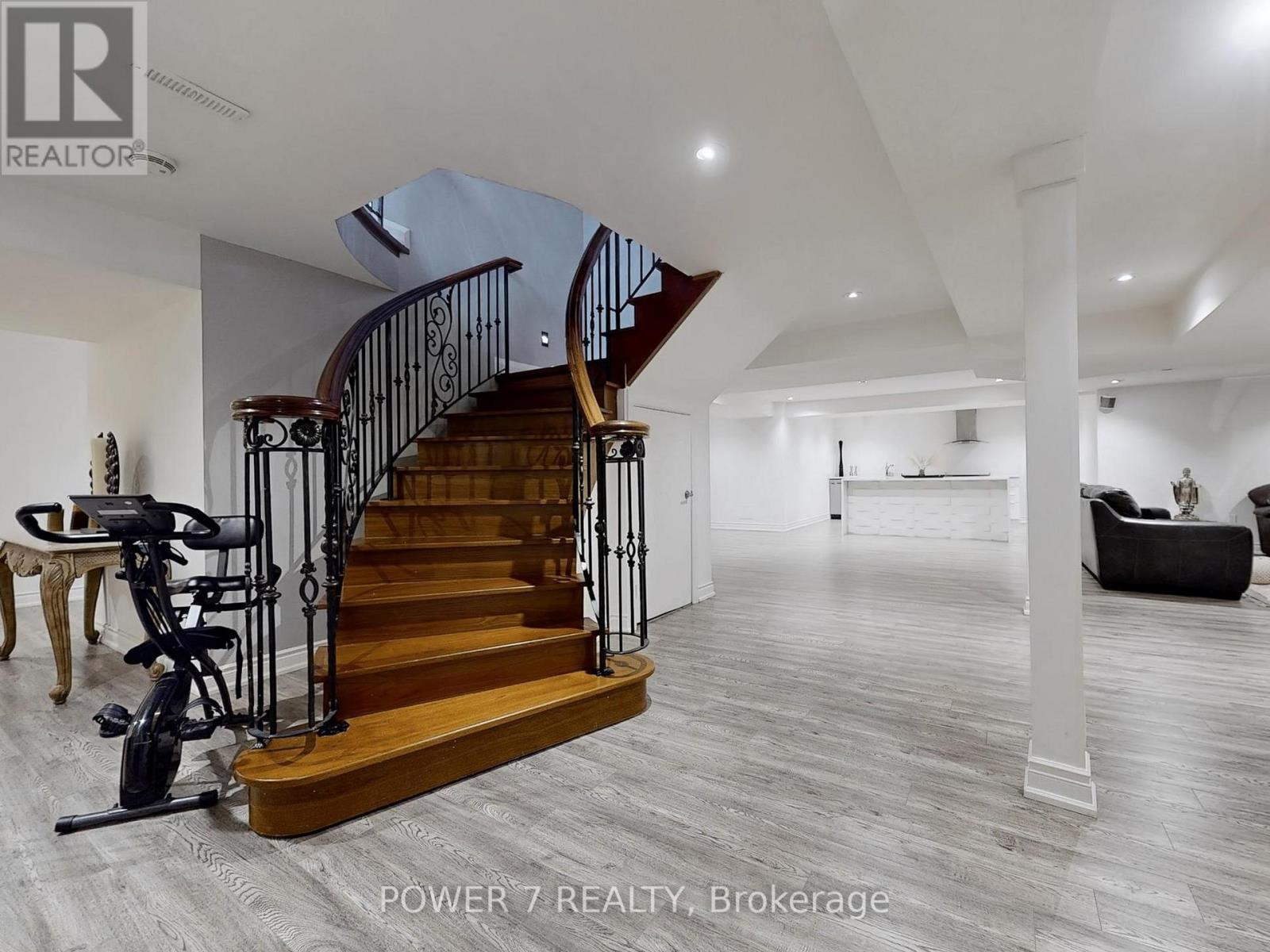 Photo 11 of 76 Silver Rose Crescent, Markham ON