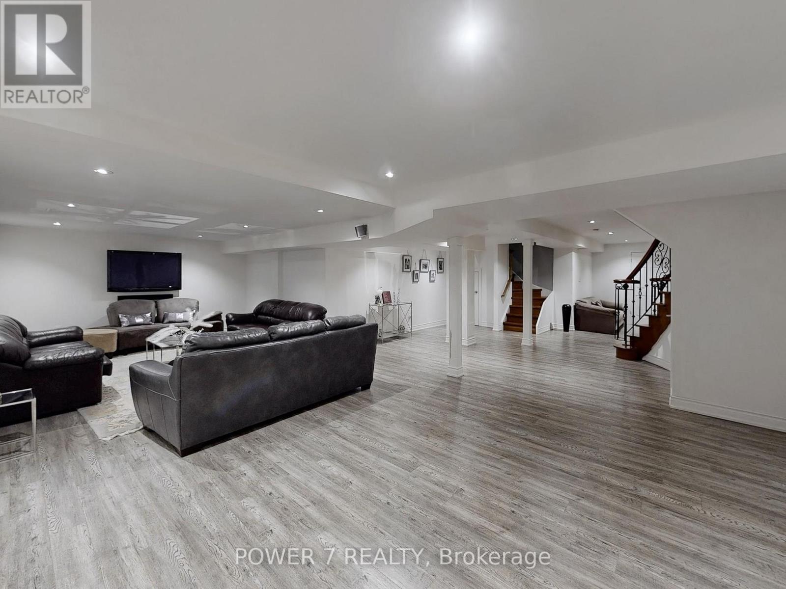 Photo 3 of 76 Silver Rose Crescent, Markham ON