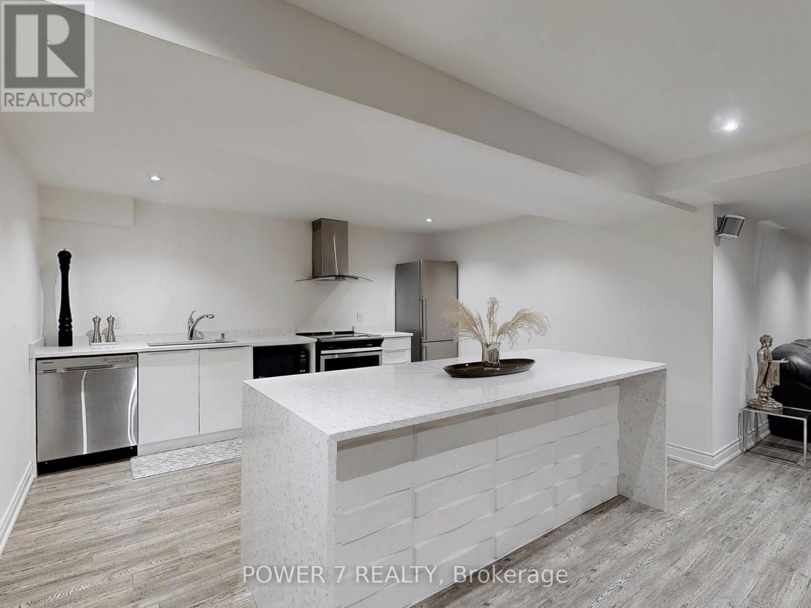 Photo 8 of 76 Silver Rose Crescent, Markham ON