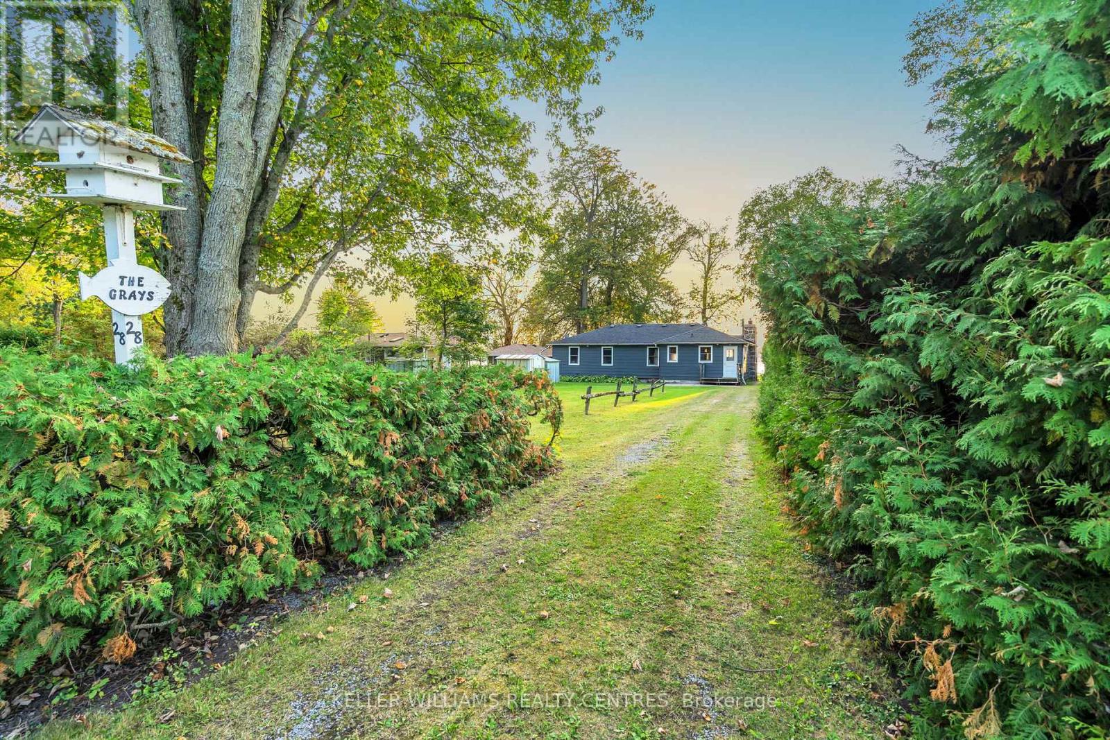 Photo 40 of 28 Mcrae Beach Road S, Georgina ON