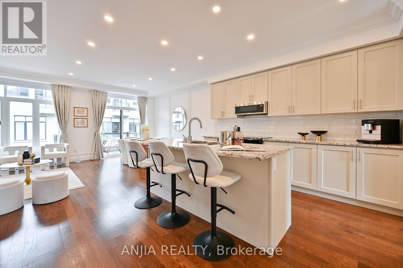Photo 10 of 37 Duncombe Lane, Richmond Hill ON