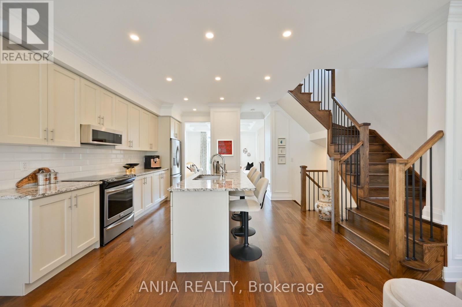 Photo 12 of 37 Duncombe Lane, Richmond Hill ON