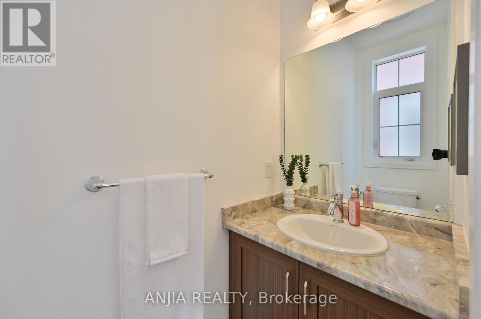 Photo 28 of 37 Duncombe Lane, Richmond Hill ON