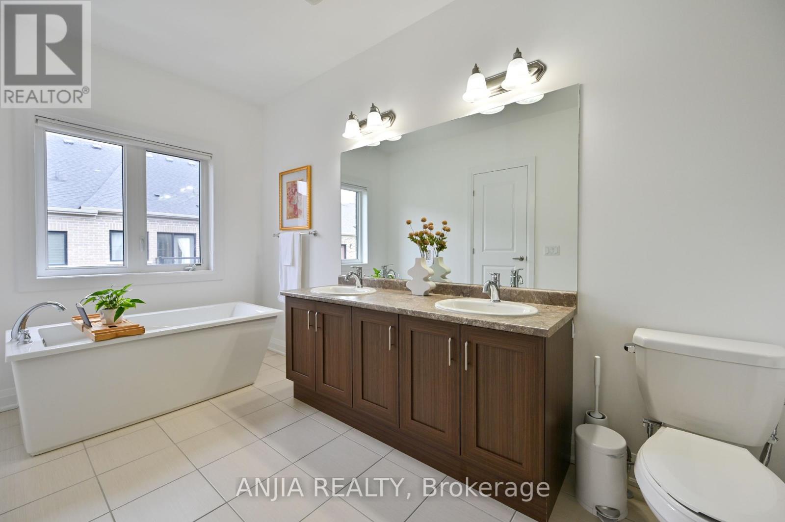 Photo 33 of 37 Duncombe Lane, Richmond Hill ON