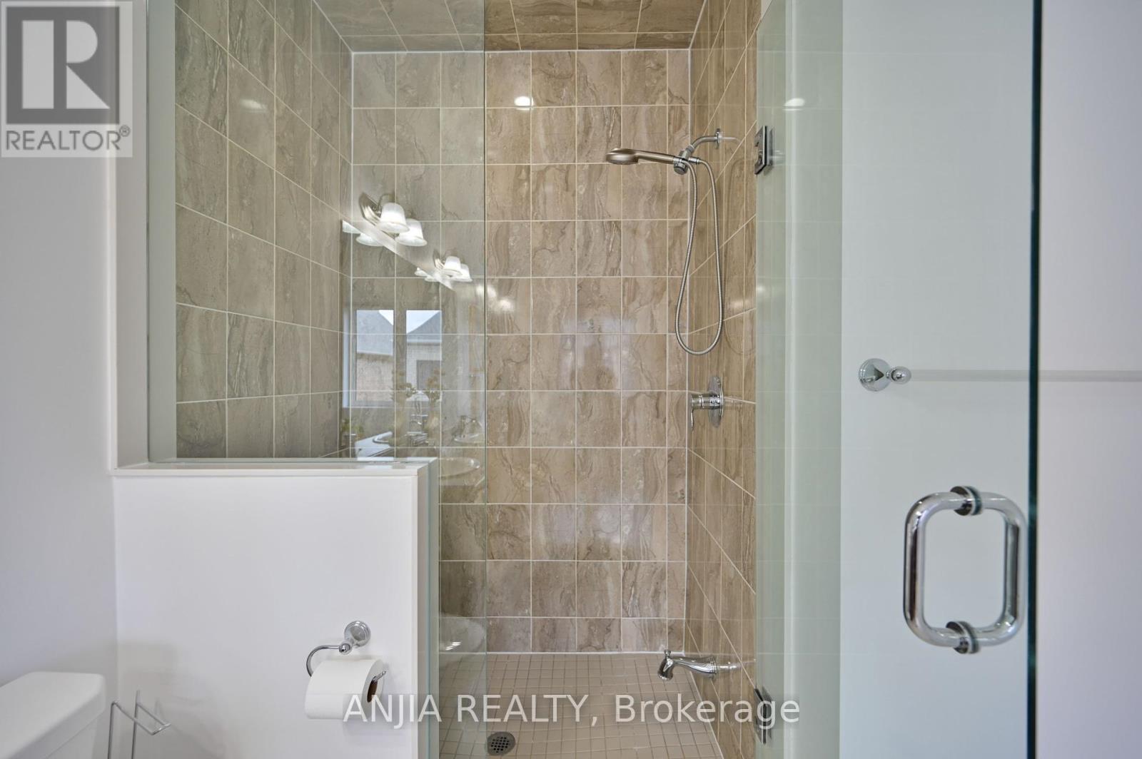 Photo 34 of 37 Duncombe Lane, Richmond Hill ON