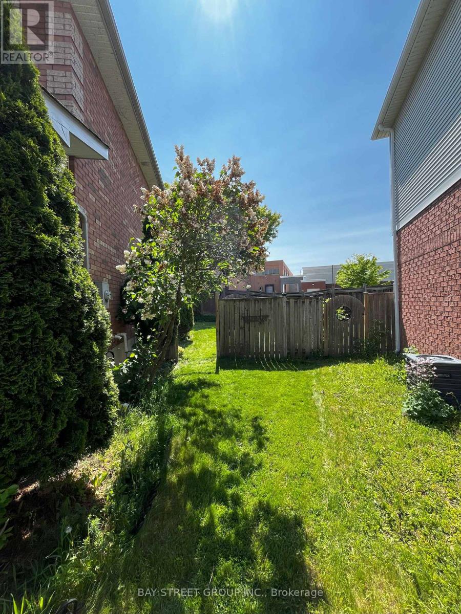 Photo 19 of 18 Wrendale Crescent, Georgina ON