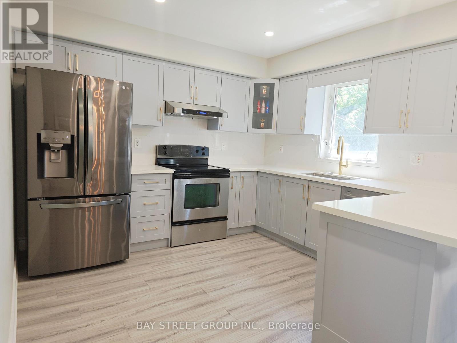Photo 2 of 18 Wrendale Crescent, Georgina ON