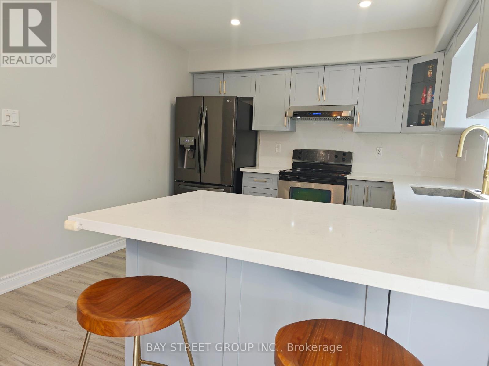Photo 4 of 18 Wrendale Crescent, Georgina ON