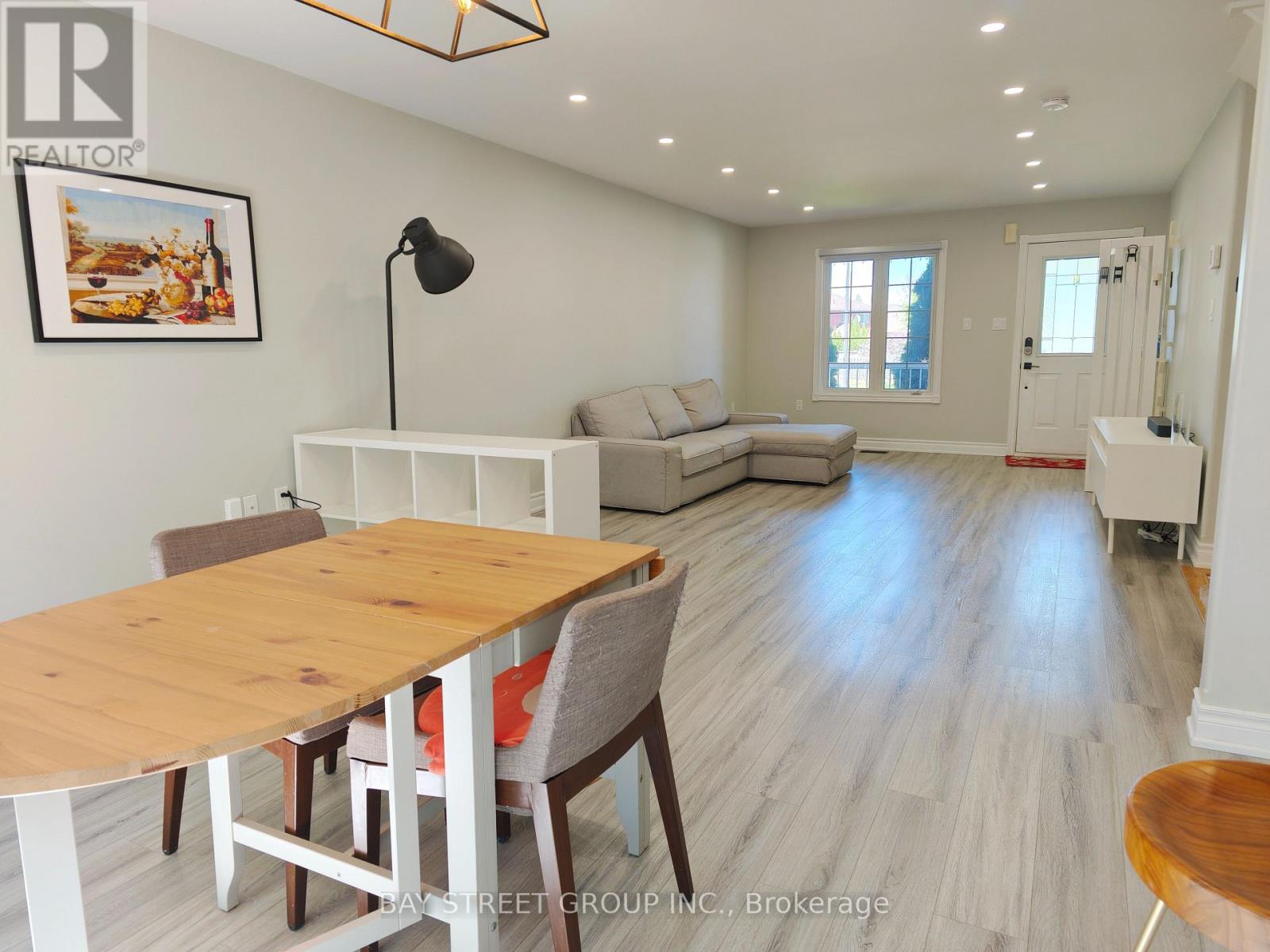 Photo 7 of 18 Wrendale Crescent, Georgina ON