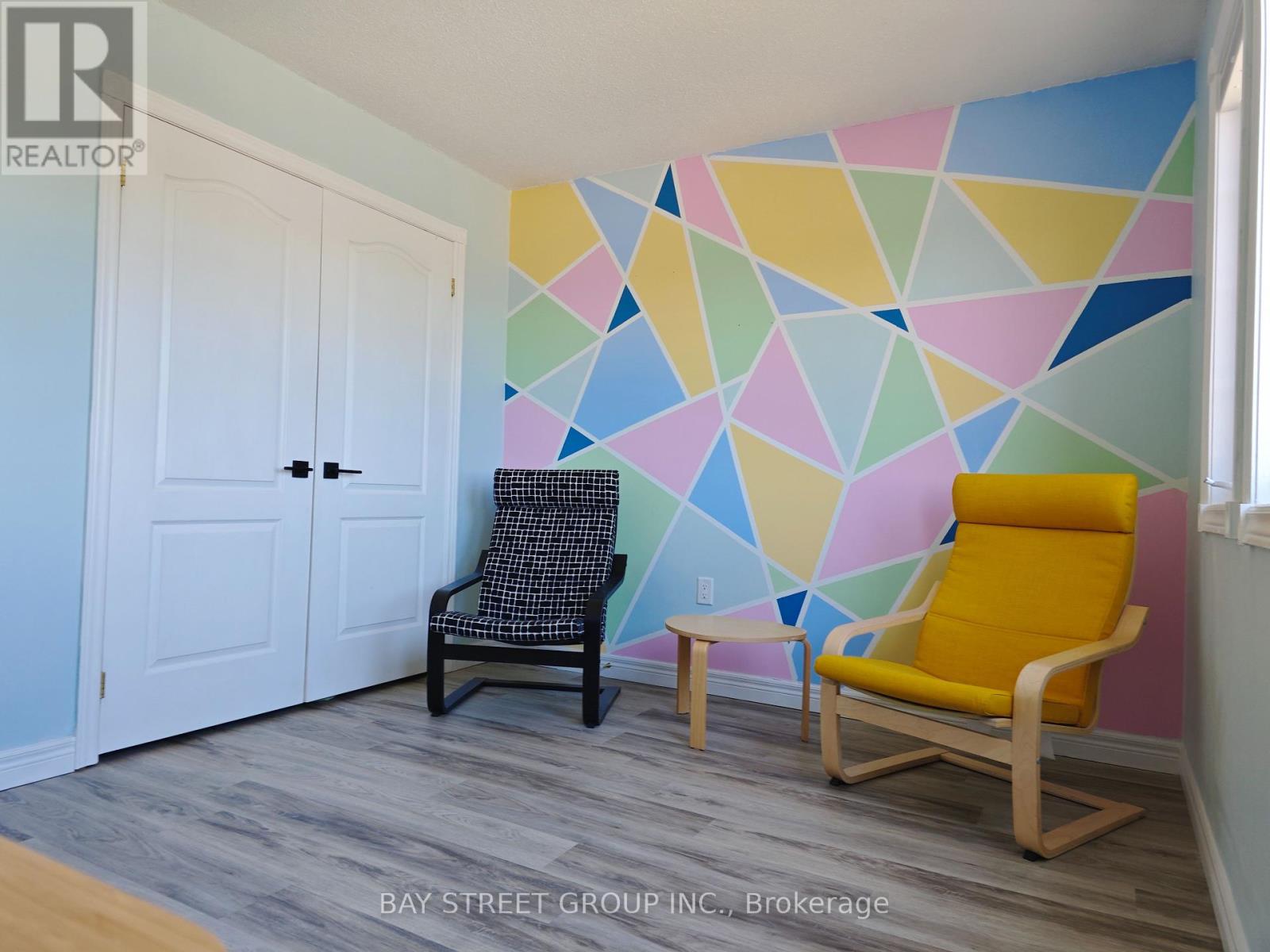 Photo 8 of 18 Wrendale Crescent, Georgina ON