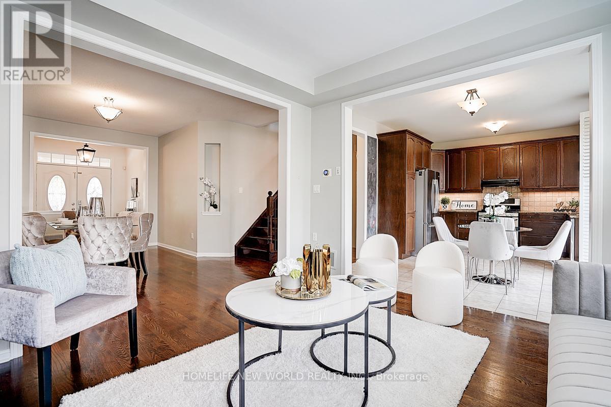 Photo 35 of 76 Bulmer Crescent, Newmarket ON