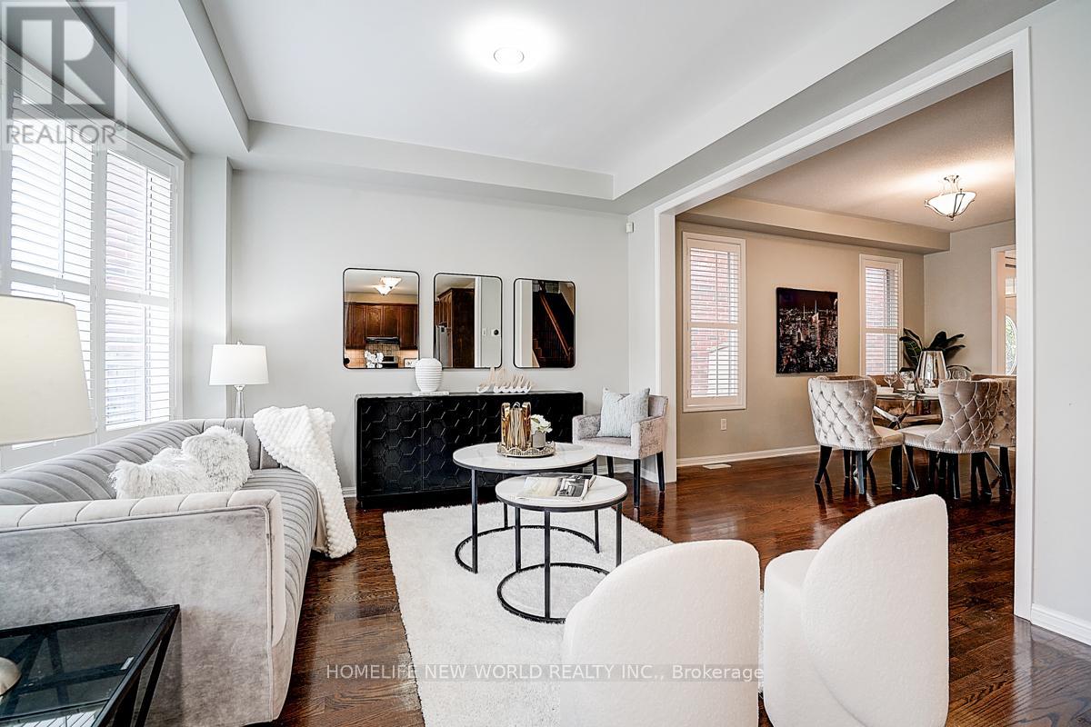 Photo 11 of 76 Bulmer Crescent, Newmarket ON