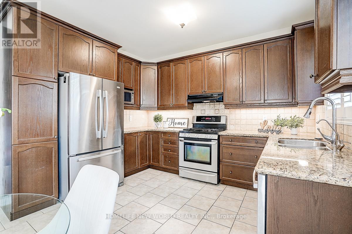Photo 26 of 76 Bulmer Crescent, Newmarket ON