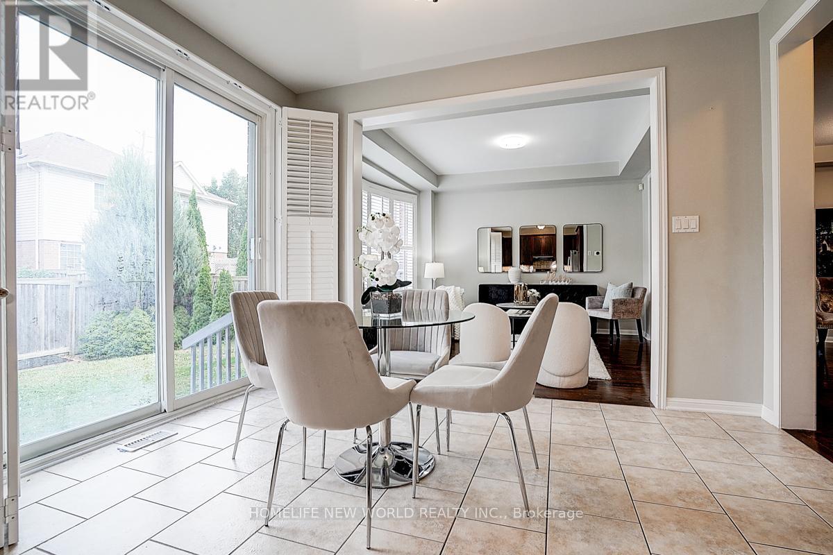 Photo 33 of 76 Bulmer Crescent, Newmarket ON