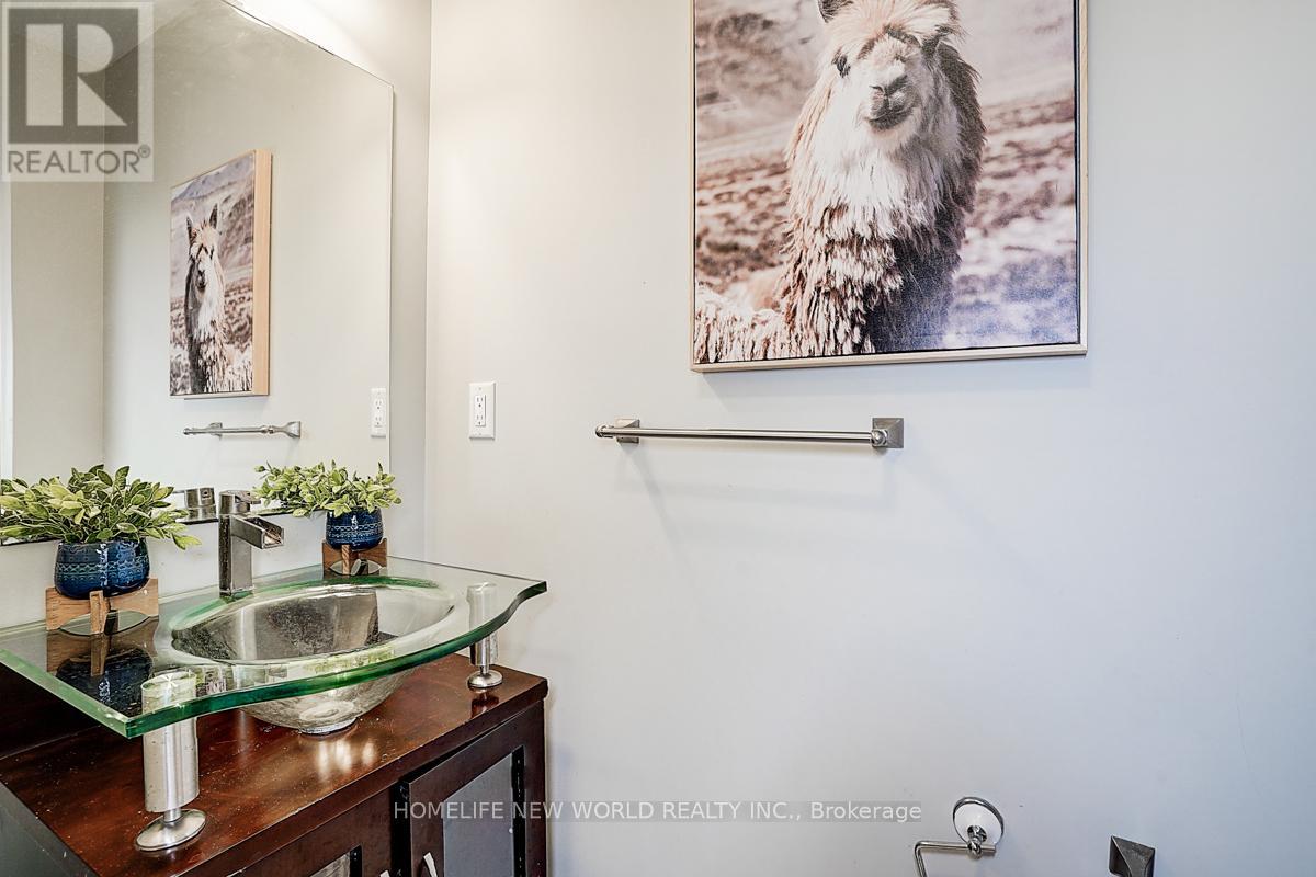 Photo 23 of 76 Bulmer Crescent, Newmarket ON