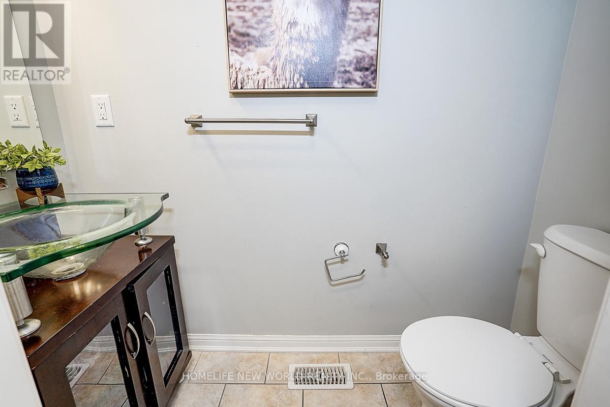 Photo 18 of 76 Bulmer Crescent, Newmarket ON