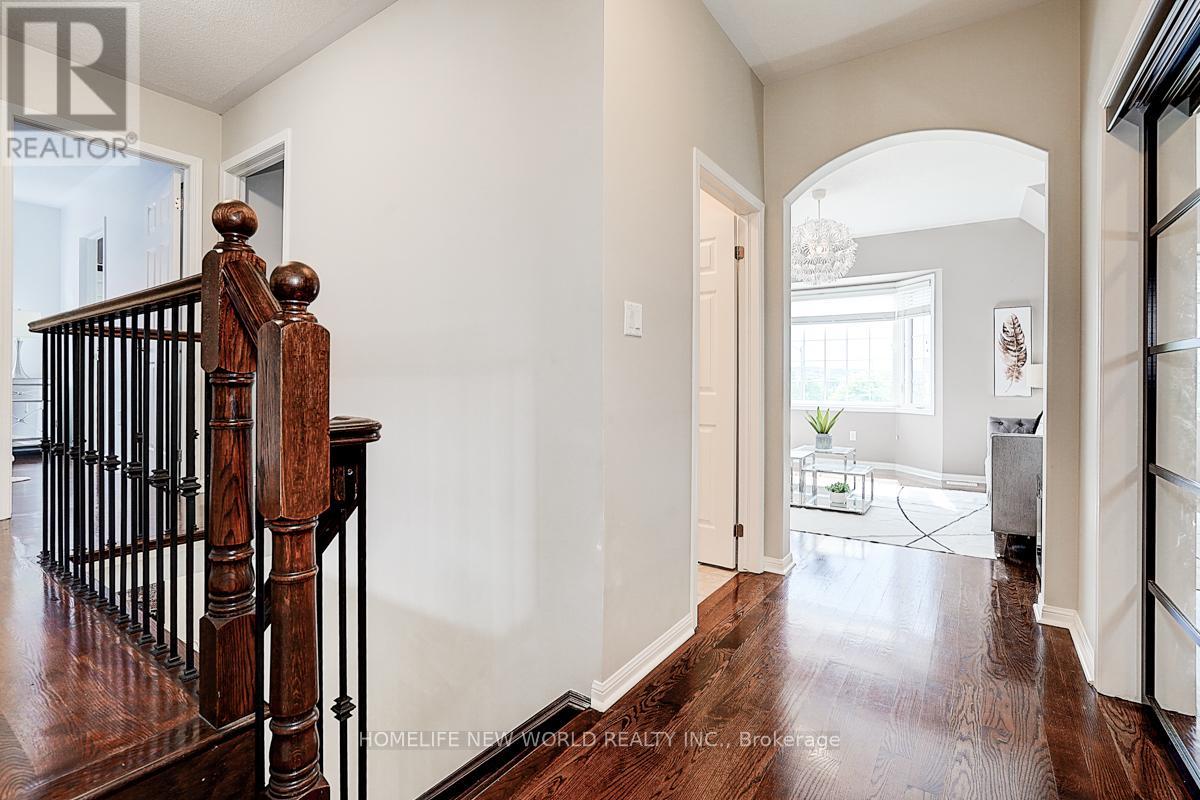 Photo 28 of 76 Bulmer Crescent, Newmarket ON