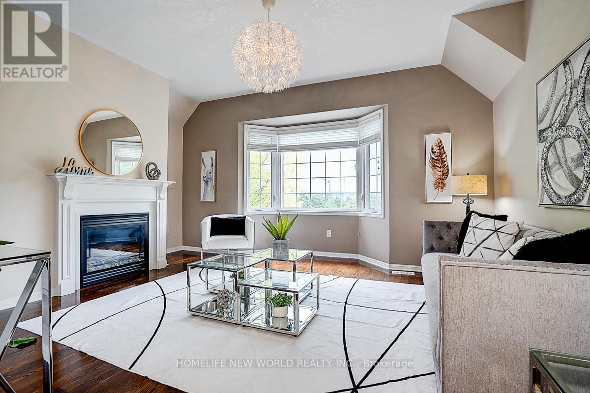 Photo 22 of 76 Bulmer Crescent, Newmarket ON