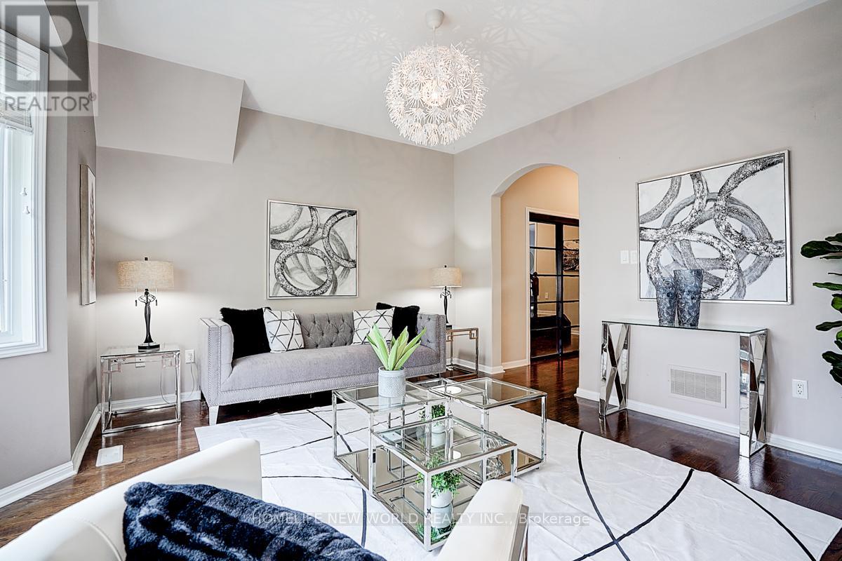 Photo 20 of 76 Bulmer Crescent, Newmarket ON
