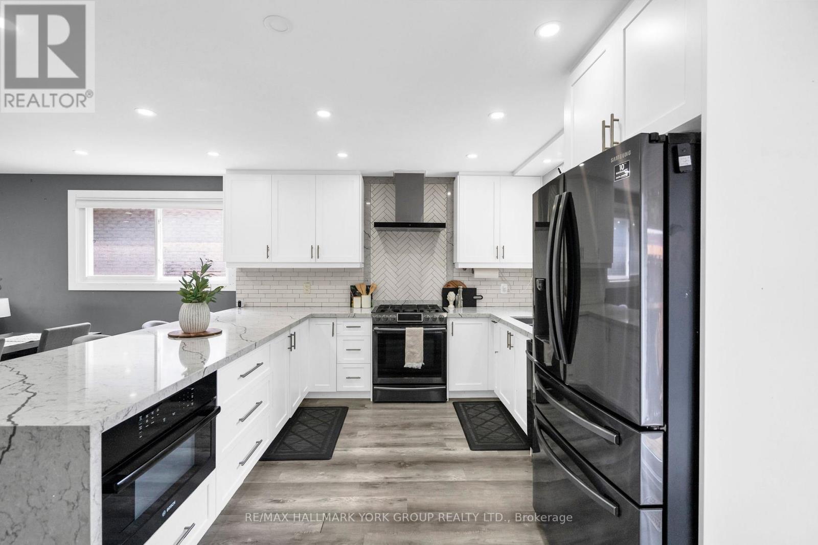 Photo 40 of 103 Wood Crescent, Bradford West Gwillimbury ON