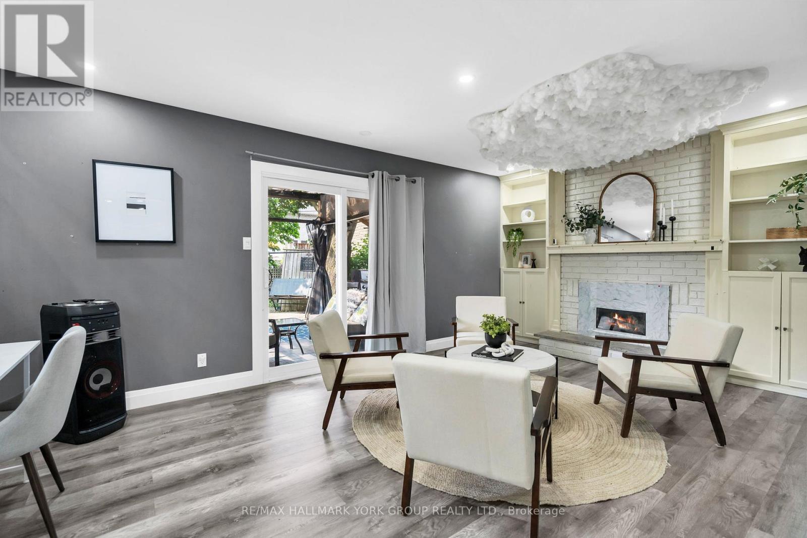 Photo 3 of 103 Wood Crescent, Bradford West Gwillimbury ON