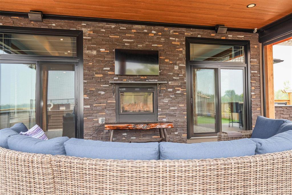 Photo 8 of 67028 Willowdale Road, Cooks Creek MB